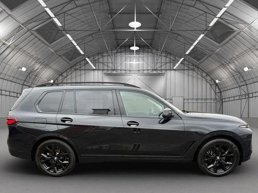 Black 2024 BMW X7 xDrive40i