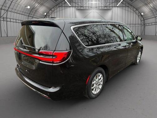 2023 Chrysler Pacifica Touring-L