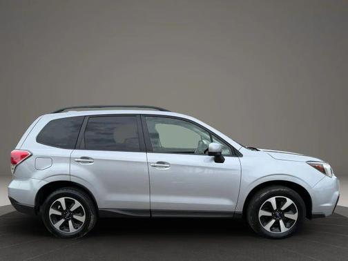 Ice Silver Metallic 2017 Subaru Forester 2.5i Premium