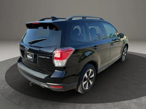 Crystal Black Silica 2017 Subaru Forester 2.5i Premium