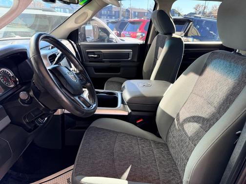 2017 RAM 2500 Big Horn Crew Cab 4x4 8' Box