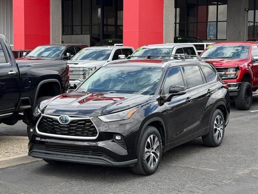 Opulent Amber 2022 Toyota Highlander Hybrid XLE