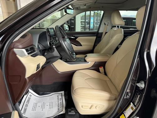 Opulent Amber 2022 Toyota Highlander Hybrid XLE