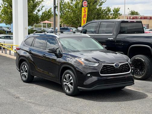 Opulent Amber 2022 Toyota Highlander Hybrid XLE