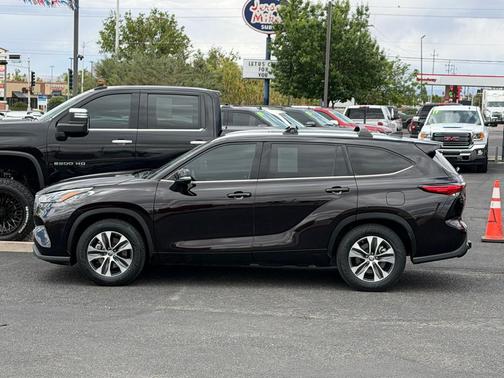 Opulent Amber 2022 Toyota Highlander Hybrid XLE