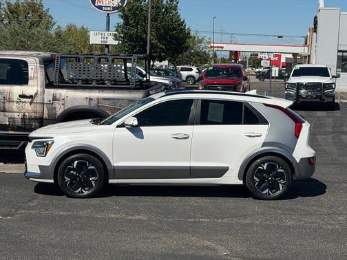 Snow White Pearl 2023 Kia Niro EV Wave