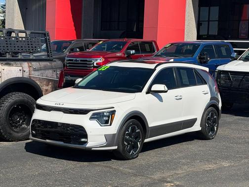 Snow White Pearl 2023 Kia Niro EV Wave