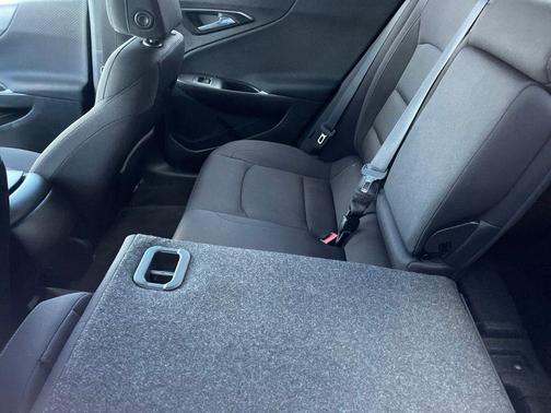 Silver Ice Metallic 2017 Chevrolet Malibu 1LS
