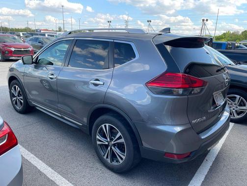 Gun Metallic 2017 Nissan Rogue SL