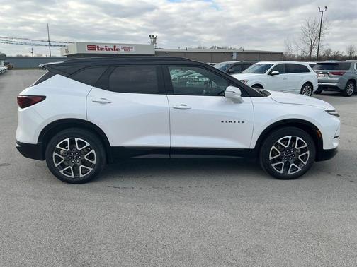 Iridescent Pearl Tricoat 2025 Chevrolet Blazer RS