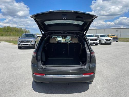Rocky Mountain Pearlcoat 2023 Jeep Grand Cherokee Limited