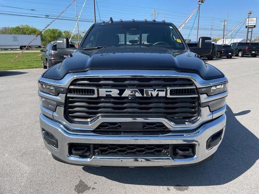 Diamond Black Crystal Pearlcoat 2025 RAM 3500 Tradesman Crew Cab 4x4 6'4' Box