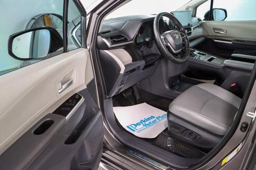 2022 Toyota Sienna XLE 8 Passenger