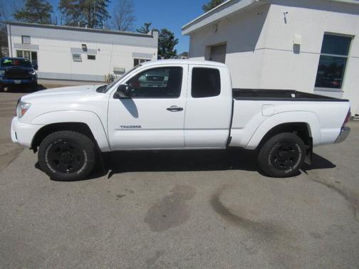 White 2014 Toyota Tacoma Base