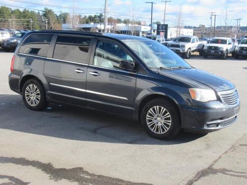 2013 Chrysler Town & Country Touring-L