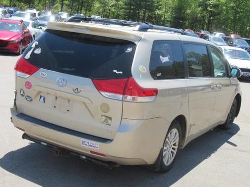 Tan 2014 Toyota Sienna XLE Auto Access Seat