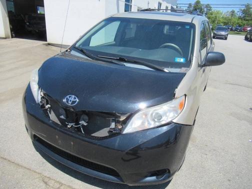 Tan 2014 Toyota Sienna XLE Auto Access Seat