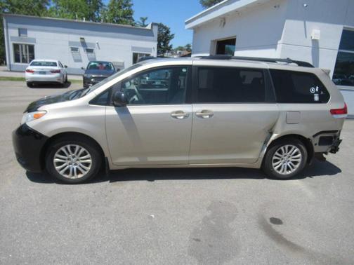 Tan 2014 Toyota Sienna XLE Auto Access Seat