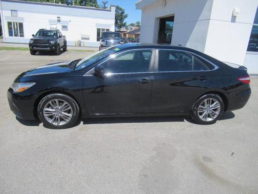 Black 2017 Toyota Camry SE
