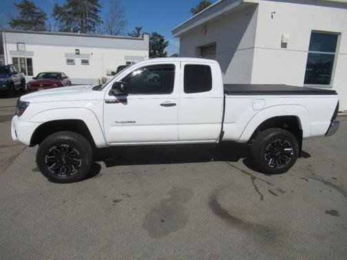 White 2015 Toyota Tacoma Base