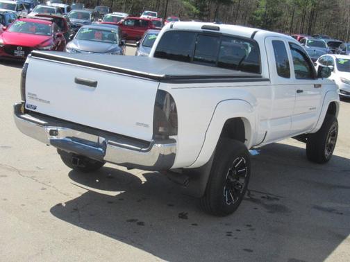 White 2015 Toyota Tacoma Base