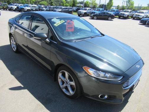 Green 2015 Ford Fusion SE