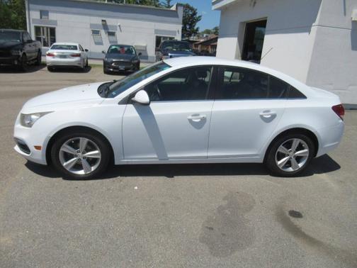 White 2015 Chevrolet Cruze 2LT