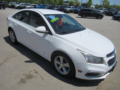 White 2015 Chevrolet Cruze 2LT