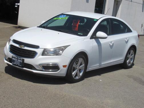 White 2015 Chevrolet Cruze 2LT