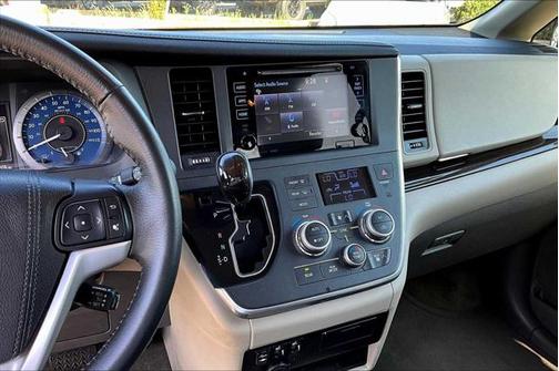 2017 Toyota Sienna XLE
