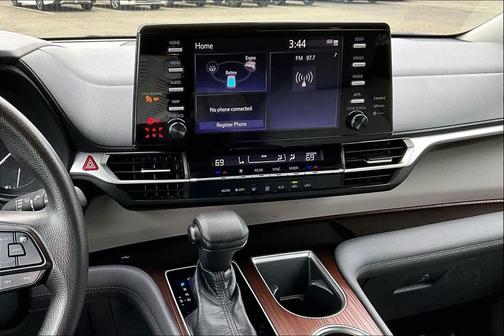 White 2022 Toyota Sienna LE