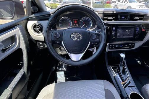 Super White 2018 Toyota Corolla LE