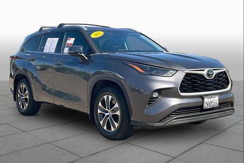 Magnetic Gray Metallic 2022 Toyota Highlander XLE