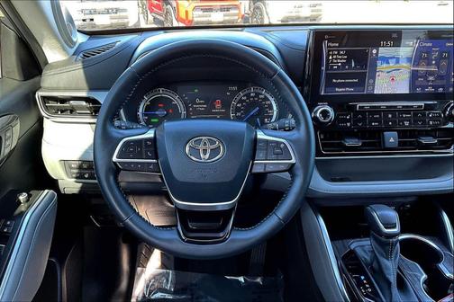 2022 Toyota Highlander Hybrid Platinum
