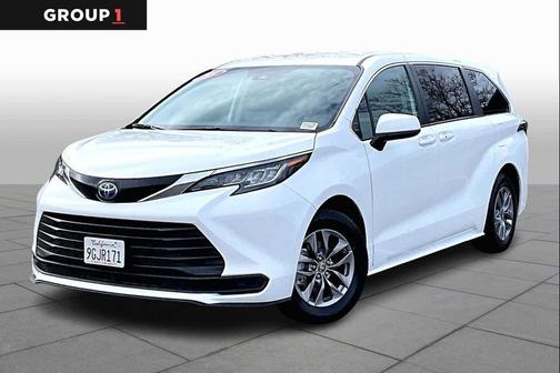 2023 Toyota Sienna LE