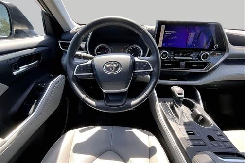 Moon Dust 2023 Toyota Highlander XLE