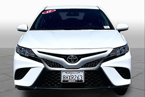 Super White 2019 Toyota Camry SE