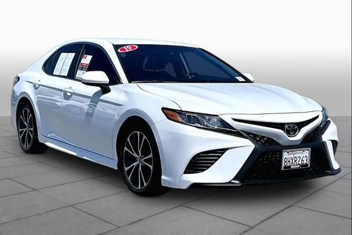 Super White 2019 Toyota Camry SE