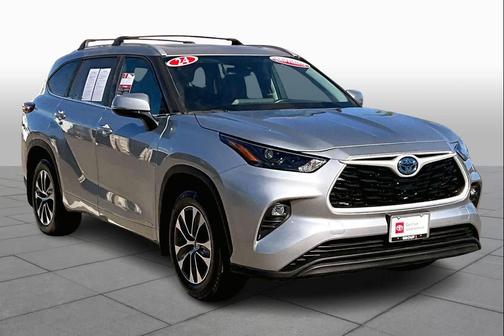 Celestial Silver Metallic 2024 Toyota Highlander Hybrid XLE