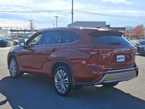 2024 Toyota Highlander Hybrid Platinum
