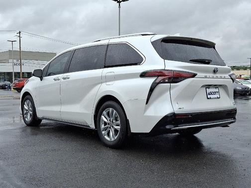 2023 Toyota Sienna Limited