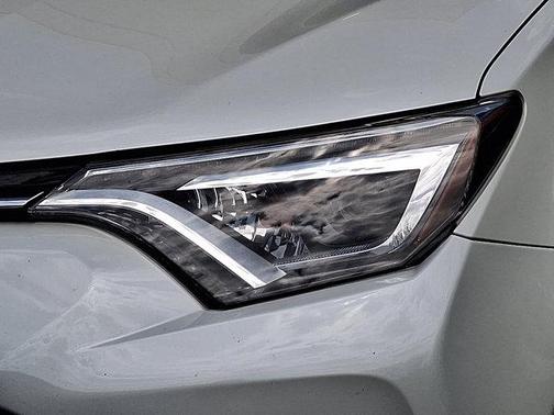 Blizzard Pearl 2018 Toyota RAV4 Hybrid Limited