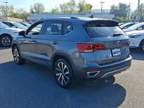 Platinum Gray Metallic 2022 Volkswagen Taos 1.5T SE