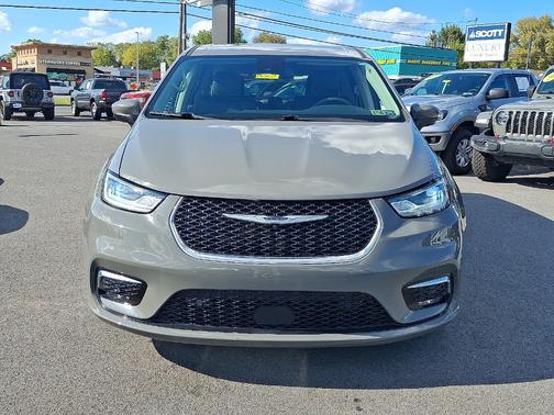 2023 Chrysler Pacifica Hybrid Touring L