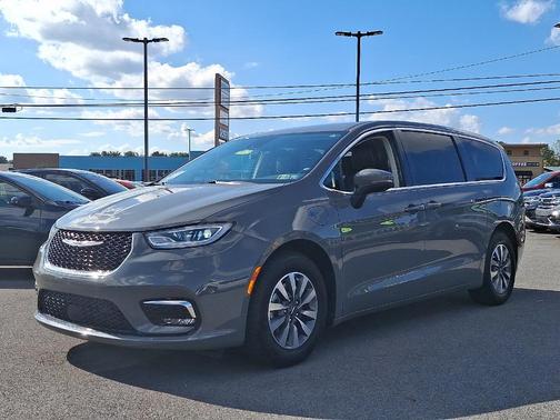 2023 Chrysler Pacifica Hybrid Touring L