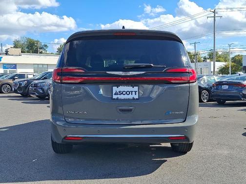 2023 Chrysler Pacifica Hybrid Touring L