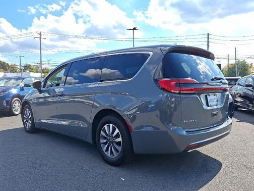 2023 Chrysler Pacifica Hybrid Touring L