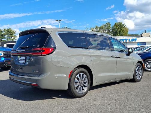 2023 Chrysler Pacifica Hybrid Touring L