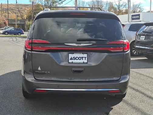 2022 Chrysler Pacifica Touring-L
