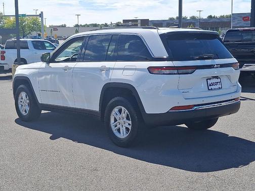 Bright White Clearcoat 2023 Jeep Grand Cherokee Laredo